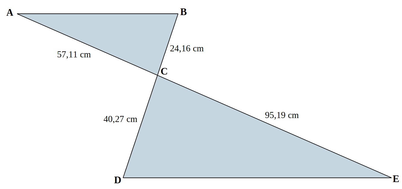 Triangle ABC (côté 57,11 cm et 24,16 cm) et triangle CDE (côtés 40,27 cm et 95,19 cm) partageant le sommet C, utilisés pour la démonstration de la similitude selon le critère CAC